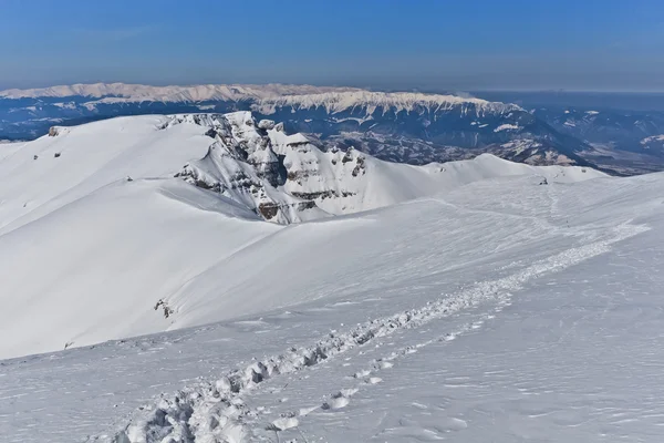 Camino en una meseta montañosa en invierno — Foto de Stock