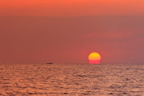 Salida del sol en el mar —  Fotos de Stock