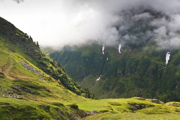 Fjell og skyer – stockfoto