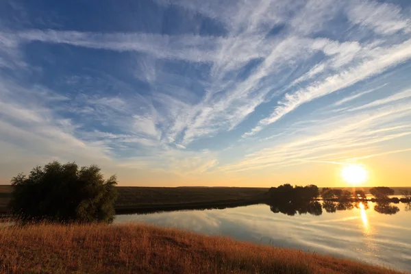 Схід сонця озера — стокове фото