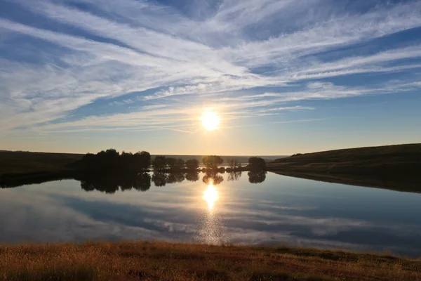 Soluppgången sjön — Stockfoto