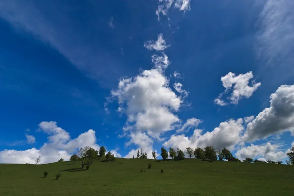 Campo e nuvens — Fotografia de Stock