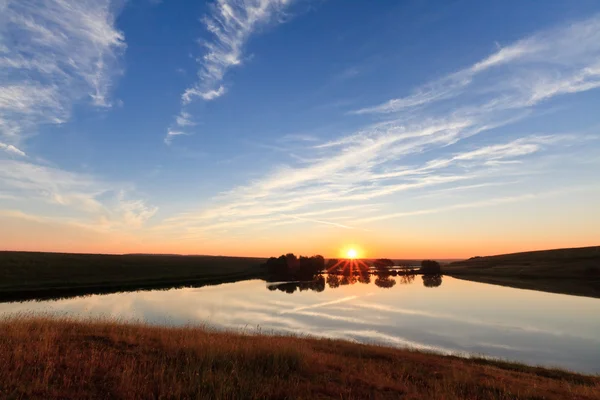 Схід сонця озера — стокове фото