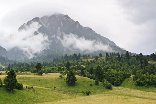 Góry i chmury — Zdjęcie stockowe
