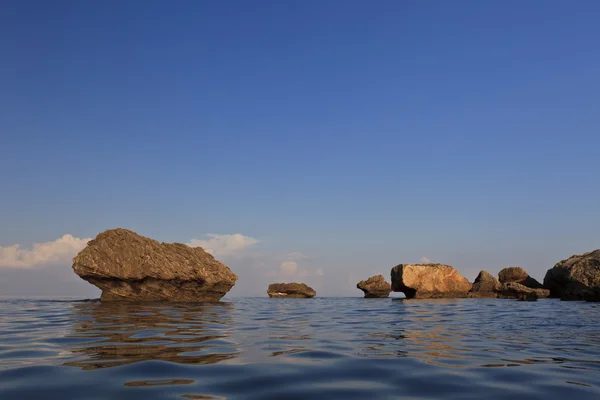 Stenen in water in zakynthos, Griekenland — Stockfoto
