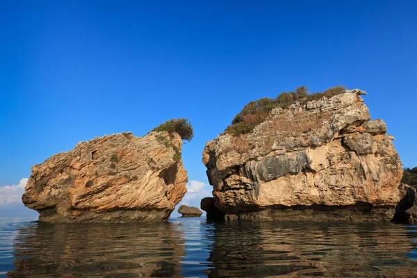 Πέτρες στο νερό στην παραλία Πόρτο Ζόρο, Ζάκυνθος, Ελλάδα — Φωτογραφία Αρχείου