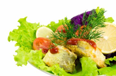 kızarmış balık ve yeşil salata