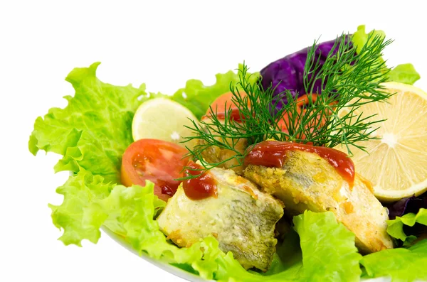 Ensalada verde y pescado frito — Foto de Stock