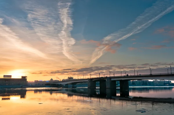 Prachtige zonsopgang in stad over brug — Stockfoto