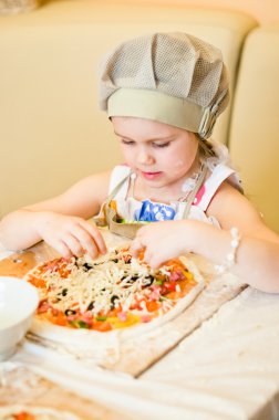 vrij roodharige vrouw in pak schrijven op een notitieblok