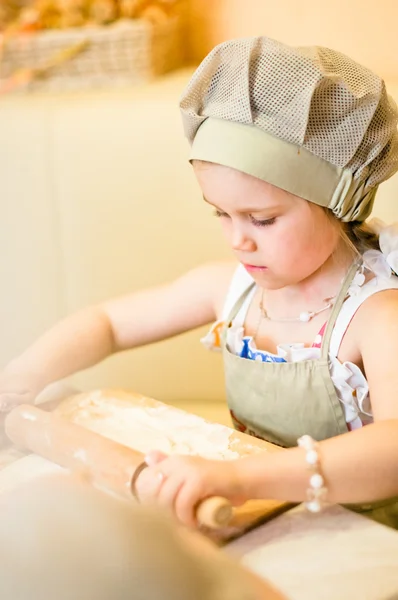 Little girl start cooking pizza — Stock Photo, Image