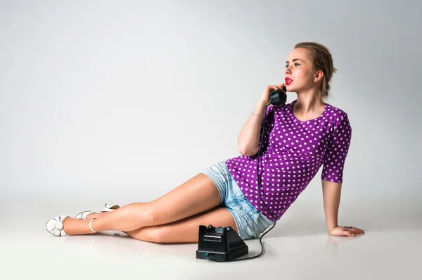Kolík se dívka mluví telefonicky vinobraní — Stock fotografie