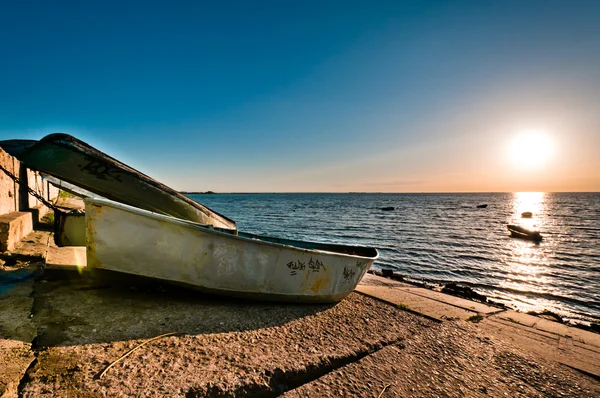 Застарілі човни на набережній — стокове фото