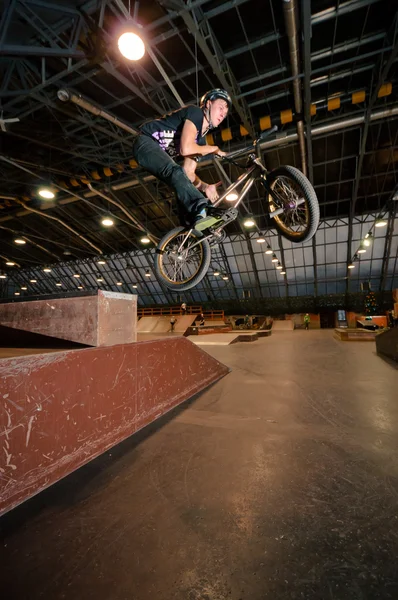 Biker doing bar spin drop trick — Stock Photo, Image