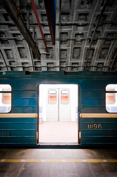 在黑暗的隧道中的地铁列车 — 图库照片