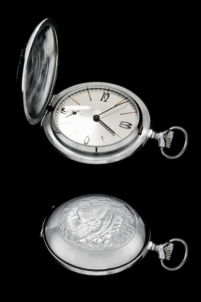 Velho relógio em preto — Fotografia de Stock