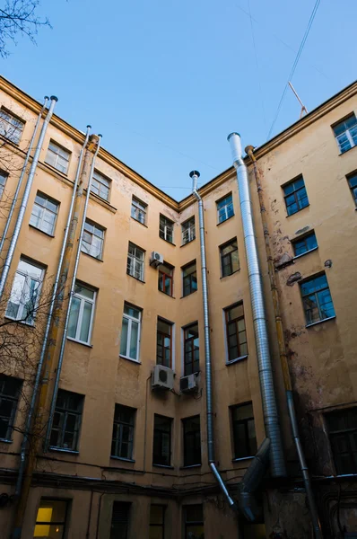 Alte Wohnungen geschlossen Hof — Stockfoto