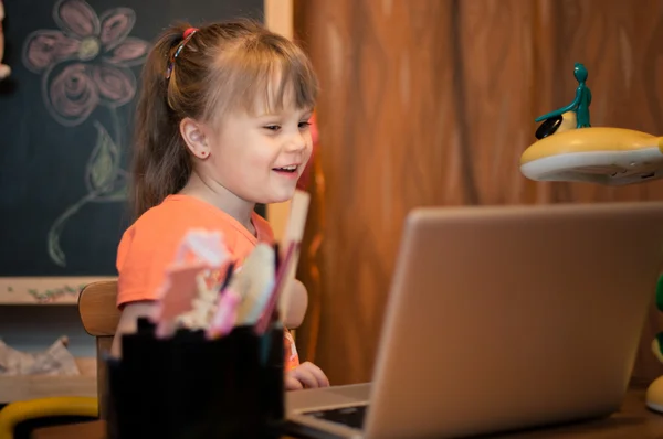 Jong meisje lachen met laptop — Stockfoto