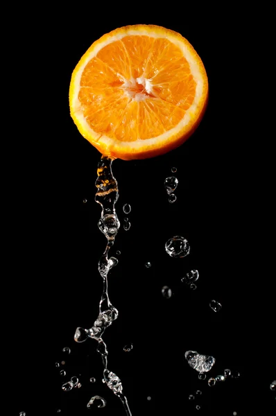 橙色部分和水滴 免版税图库照片