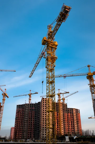 Crane in front of the building — Stock Photo, Image