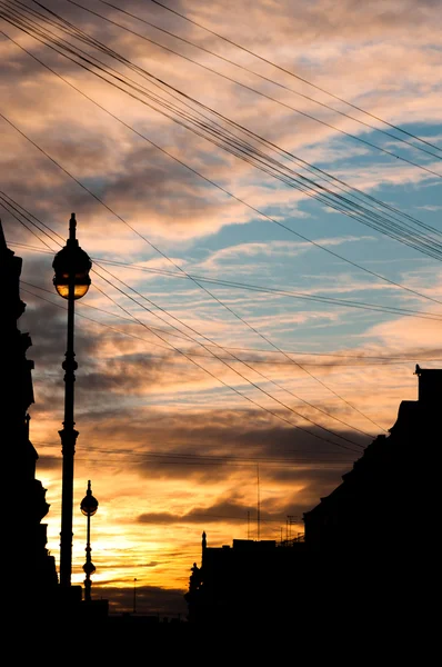 Pôr do sol nublado no centro da cidade — Fotografia de Stock