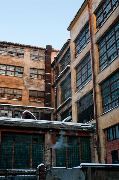 큰 창 가진 오래 된 공장 — 스톡 사진