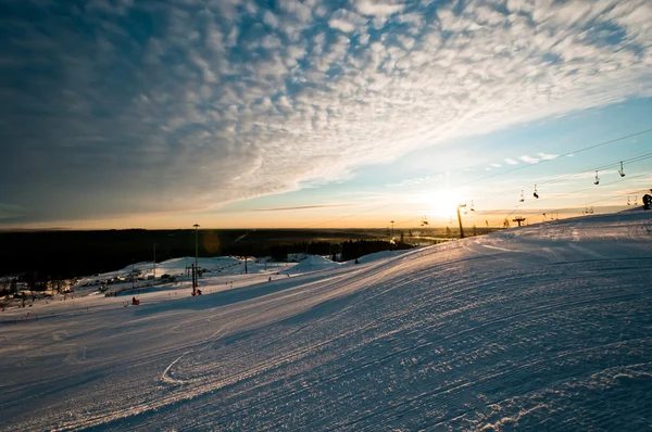 Ośrodek narciarski w sunrise — Zdjęcie stockowe