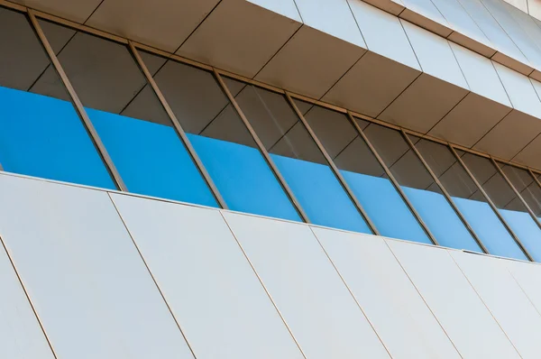 Moderno piso de construcción con ventanas — Foto de Stock