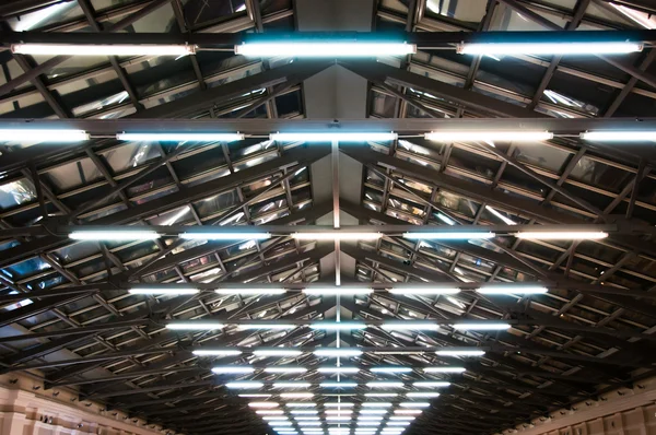 Halojen Lambalar ile tavan — Stok fotoğraf