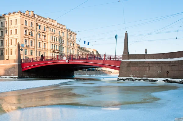Pequena ponte vermelha e canal — Fotografia de Stock