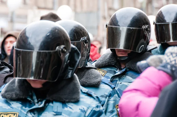 Ruský swat na demonstraci, nápisy na odznaky znamená "swat" a "Rusko" — Stock fotografie