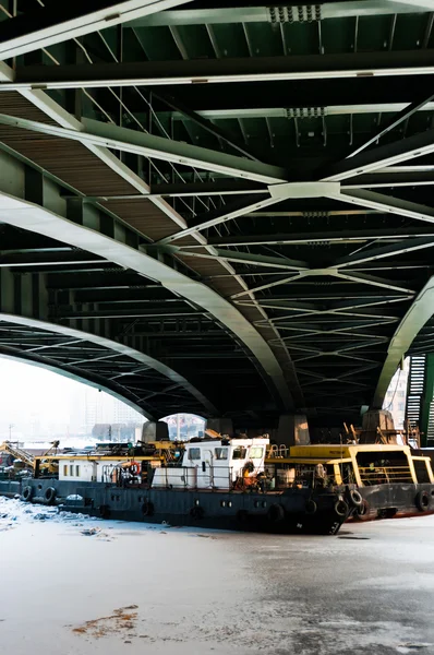 Rebocadores sob a ponte verde — Fotografia de Stock