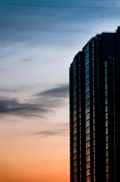Σύγχρονο ουρανοξύστη στο λυκόφως — Φωτογραφία Αρχείου