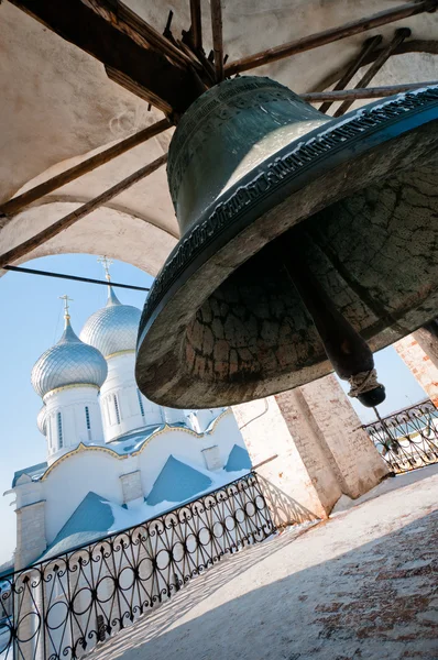 Obří zvon s církví na pozadí — Stock fotografie