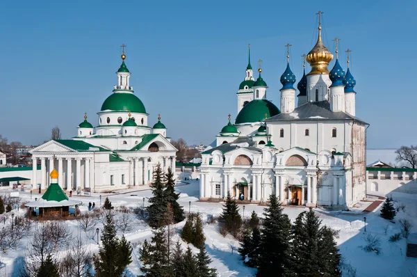 Erkeklerin manastır karda — Stok fotoğraf