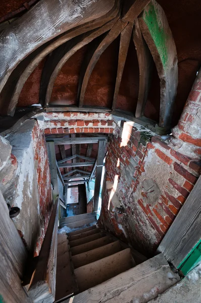 Лестничный тоннель в заброшенной церкви — стоковое фото