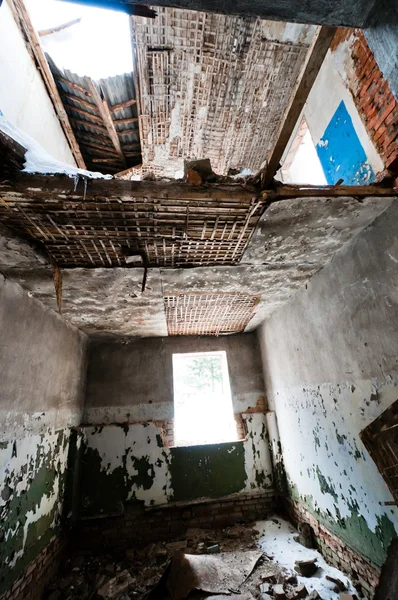 Розбита кімната в покинутому будинку — стокове фото