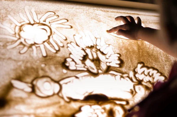 Детская краска с песком на столе — стоковое фото