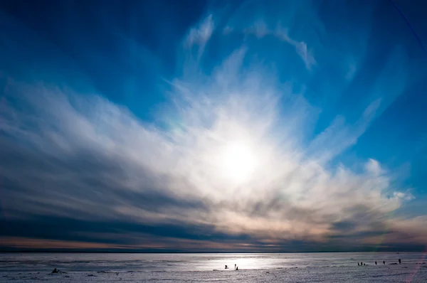 Céu azul bonito sobre o gelo — Fotografia de Stock
