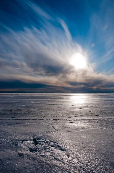 Schöner bewölkter Himmel über Eis — Stockfoto