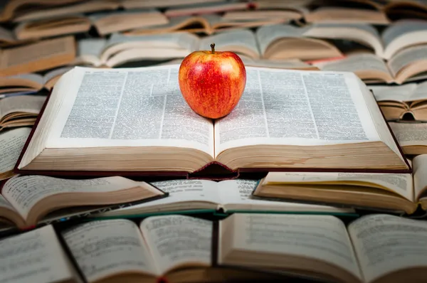 Roter Apfel auf großem Buch — Stockfoto