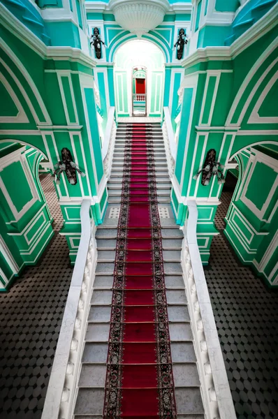 Лестница в верхней части дворца — стоковое фото