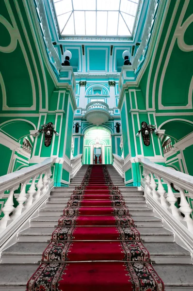 Escalera en palacio ruso — Foto de Stock