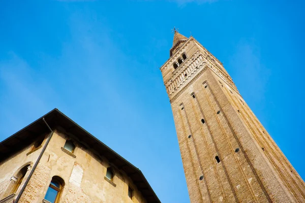 Pordenone, torre do sino e edifício antigo — Fotografia de Stock