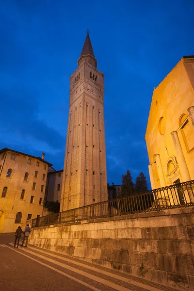 Klocktornet och kyrkan pordenone — Stockfoto