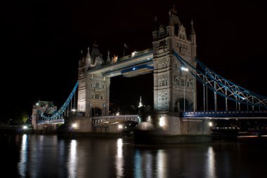 Londra, gece kule Köprüsü