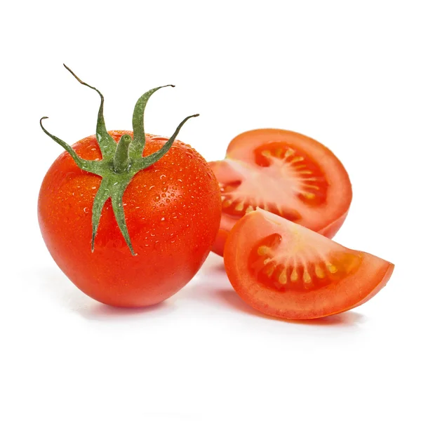 Rajčata s kapkami na bílém pozadí — Stock fotografie