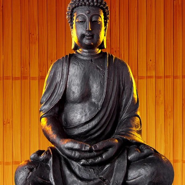 佛 buddhismus 温暖的黄金雕像戈特风水 asien — 图库照片