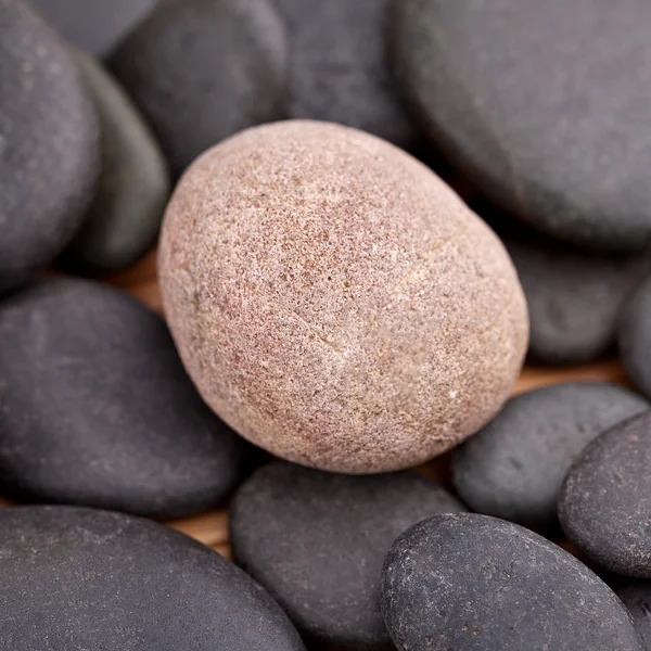 Basalto stein tropfen zen masaje asien harmonie Schwarz — Foto de Stock