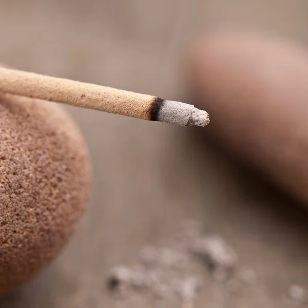 Basalt stein tropfen zen massage asien harmonie räucherstäbchen — Zdjęcie stockowe